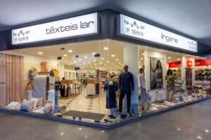 Armaz&eacute;ns El Space Dorado Lda