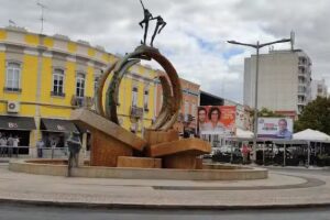 B& &ndash; Loul&eacute;