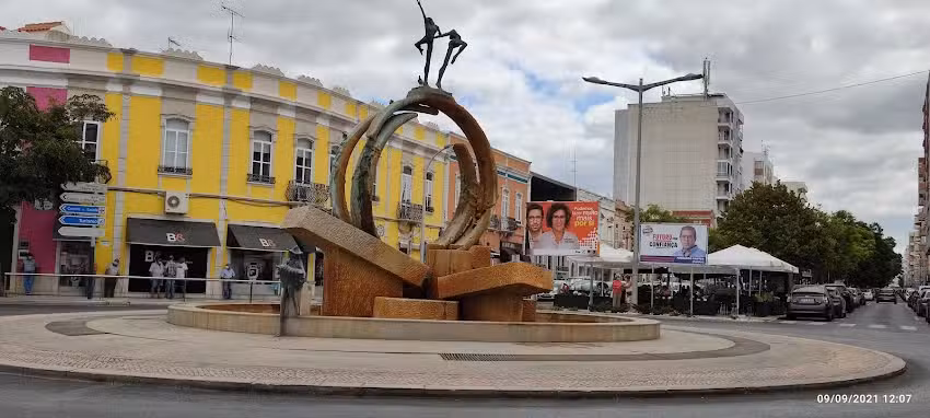 B& &ndash; Loul&eacute;