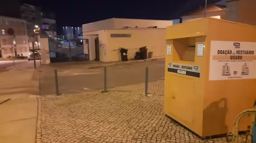 Contentor de doa&ccedil;&atilde;o de vestu&aacute;rio usado