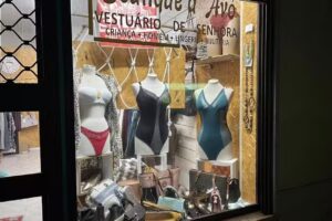 LOJA D&rsquo; AV&Oacute; VESTUARIO E ASSES&Oacute;RIOS DE SENHORA E CRIAN&Ccedil;A AVENIDA PADRE ANTONIO PEREIRA N. 22-A, 2970-590 SESIMBRA