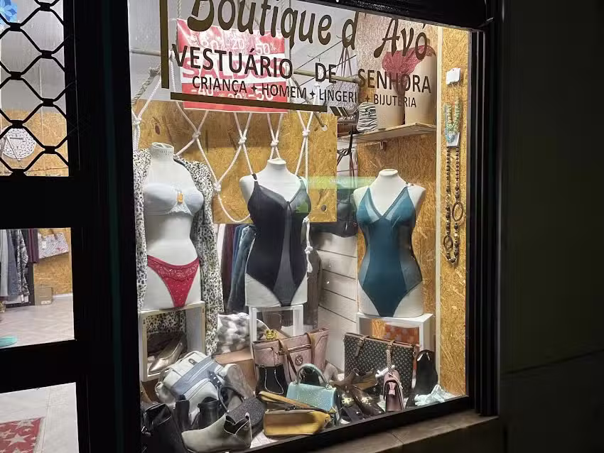 LOJA D&rsquo; AV&Oacute; VESTUARIO E ASSES&Oacute;RIOS DE SENHORA E CRIAN&Ccedil;A AVENIDA PADRE ANTONIO PEREIRA N. 22-A, 2970-590 SESIMBRA