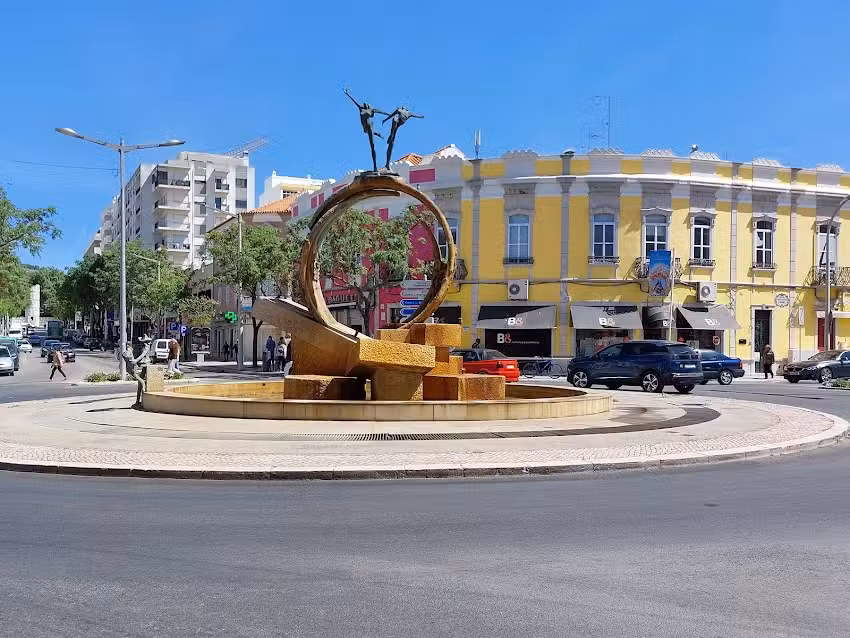 Yucca &ndash; Companhia Jeans-Com&eacute;rcio De Vestu&aacute;rio E Acess&oacute;rios, Lda.